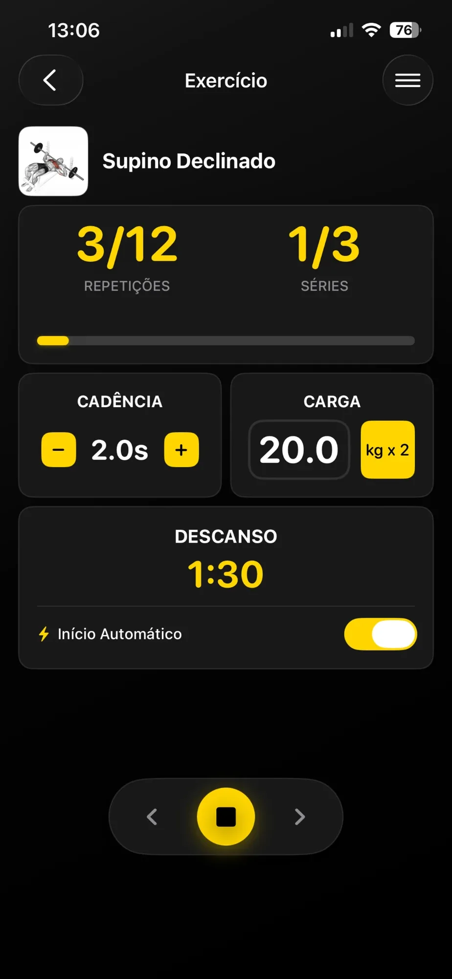 Tela de exercício durante o treino, com repetições, séries, cadência, carga e descanso